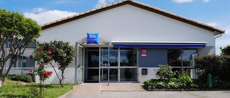 A building with a sign reading "ibis budget hotels".