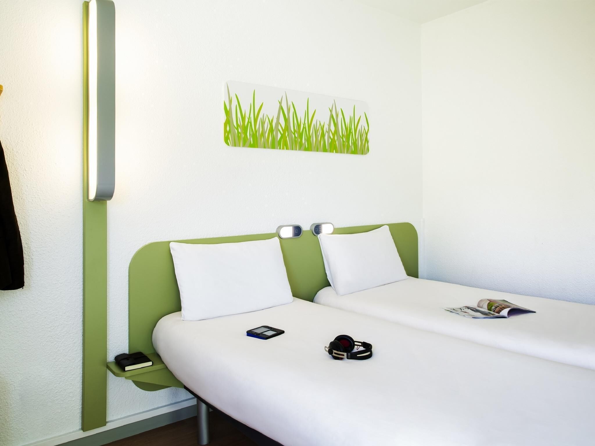 Habitación con 2 camas individuales, 2 camas individuales | Escritorio, cortinas opacas, sistema de insonorización y wifi gratis