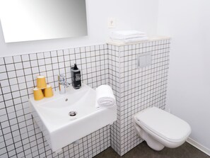 Habitación triple, varias camas | Baño | Ducha, artículos de higiene personal ecológicos y toallas