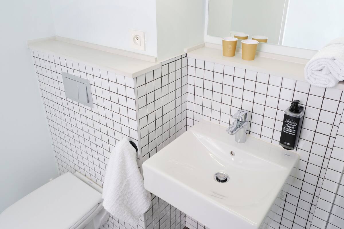 standard room, 1 double bed | bathroom | shower, eco-friendly toiletries, towels, toilet paper