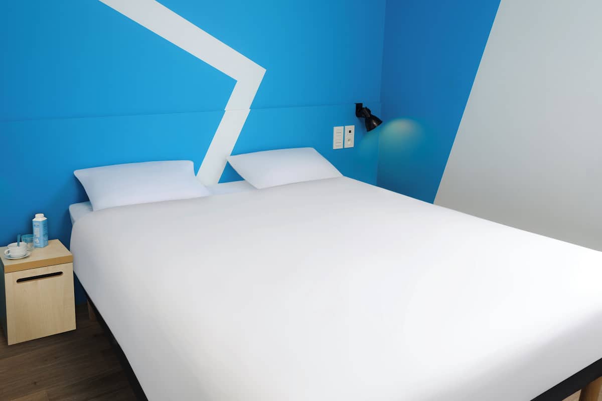 standard room, 1 double bed | desk, blackout curtains, soundproofing, free wifi