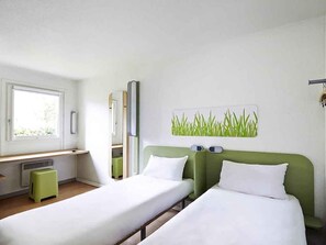 Habitación con 2 camas individuales, 2 camas individuales | Ropa de cama hipoalergénica, edredones de plumas, escritorio