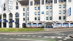A multi-story building with a prominent entrance, a sign for 'ibis budget,' and multiple windows. - ibis budget Blois Centre (Blois)