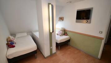 Familiekamer, 2 tweepersoonsbedden | 1 slaapkamer, hypoallergeen beddengoed, donzen dekbedden, een bureau