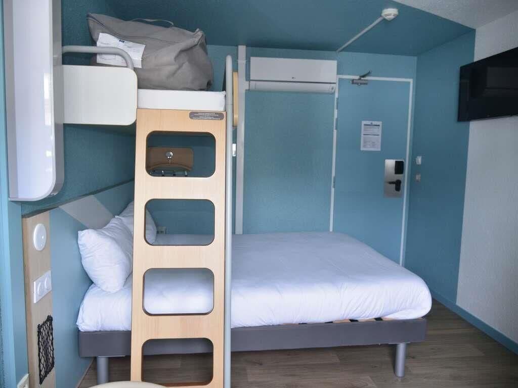 Habitación estándar, 3 camas individuales | Ropa de cama hipoalergénica, edredones de plumas, escritorio