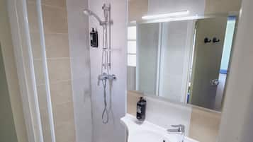 Chambre Triple, plusieurs lits | Salle de bain | Douche, articles de toilette écologiques, sÚche-cheveux
