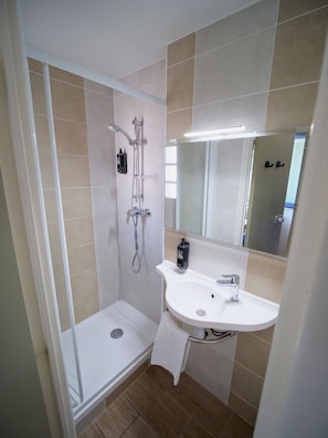 Habitació triple, diversos llits | Bany | Dutxa i articles de tocador respectuosos amb el medi ambient