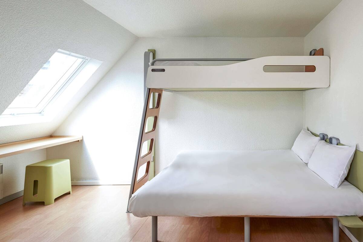 防敏寢具、羽絨被、書桌、手提電腦工作空間