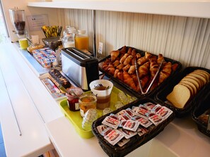 Petit déjeuner buffet servi en supplément les week-ends