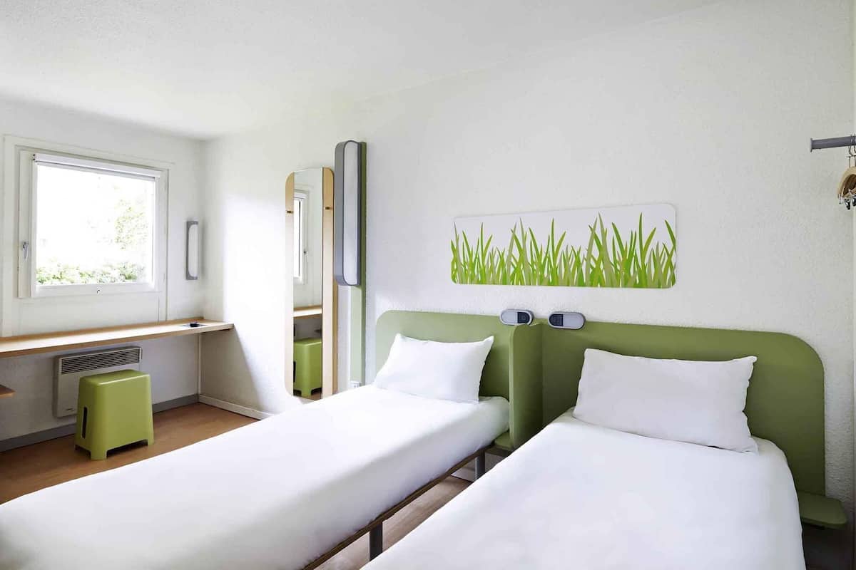 Quarto duplo, 2 camas de solteiro | Roupas de cama antialérgicas, edredons de pluma, escrivaninha