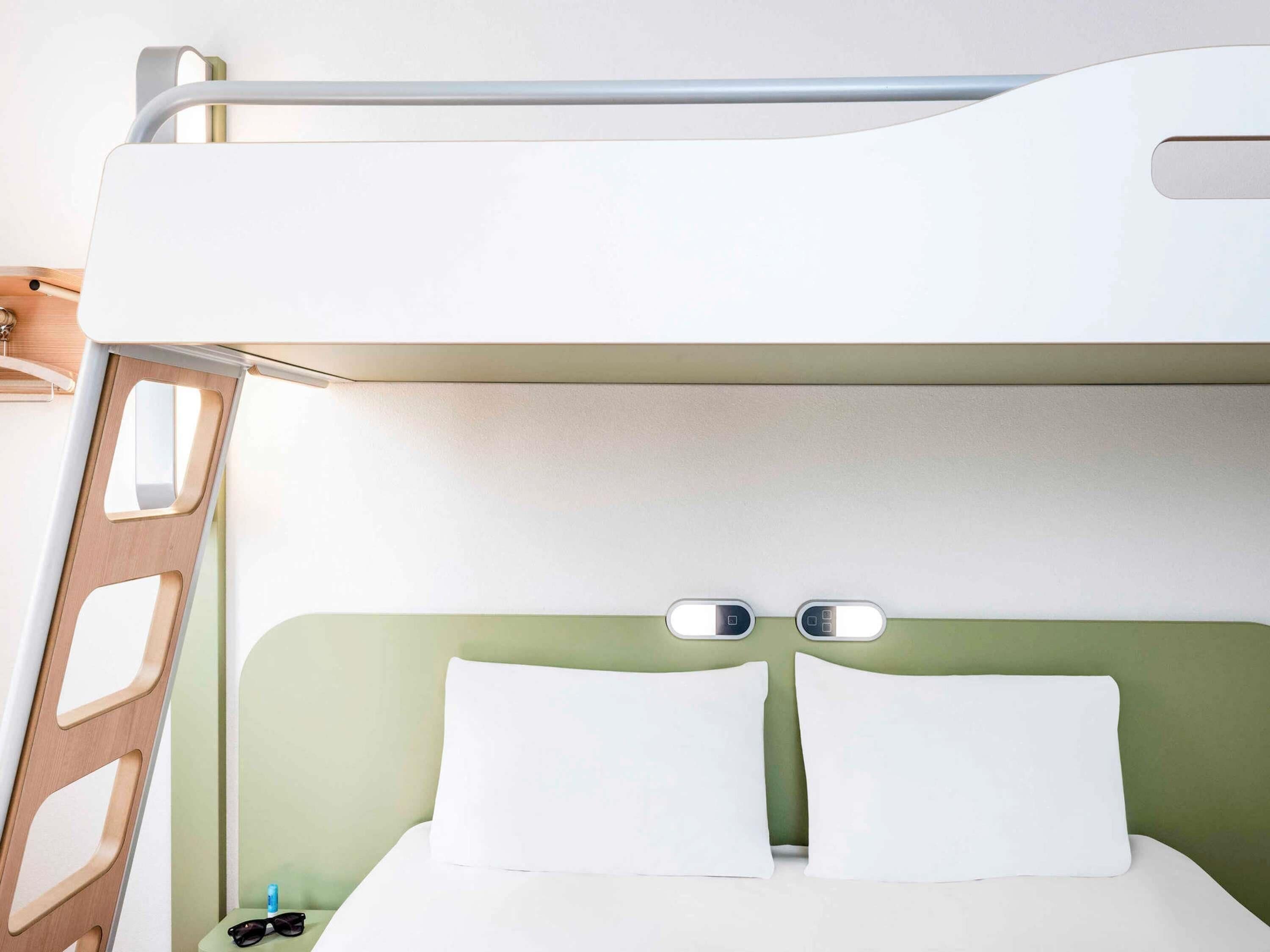 Habitación triple, varias camas | Ropa de cama hipoalergénica, edredones de plumas, escritorio
