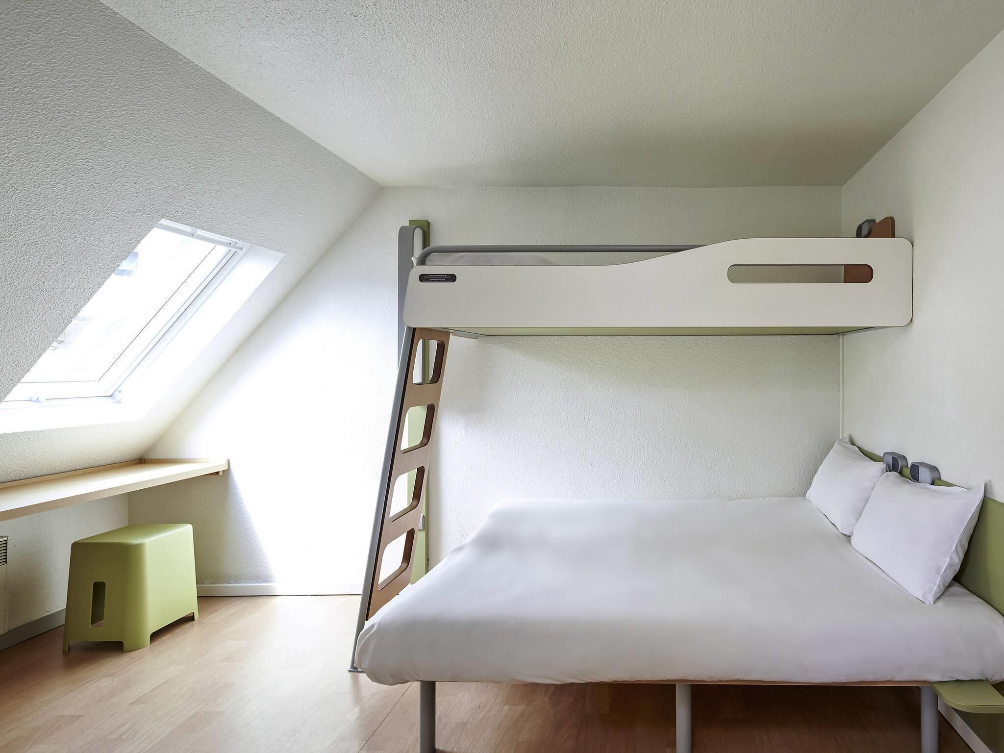 Habitación triple, varias camas | Ropa de cama hipoalergénica, edredones de plumas, escritorio