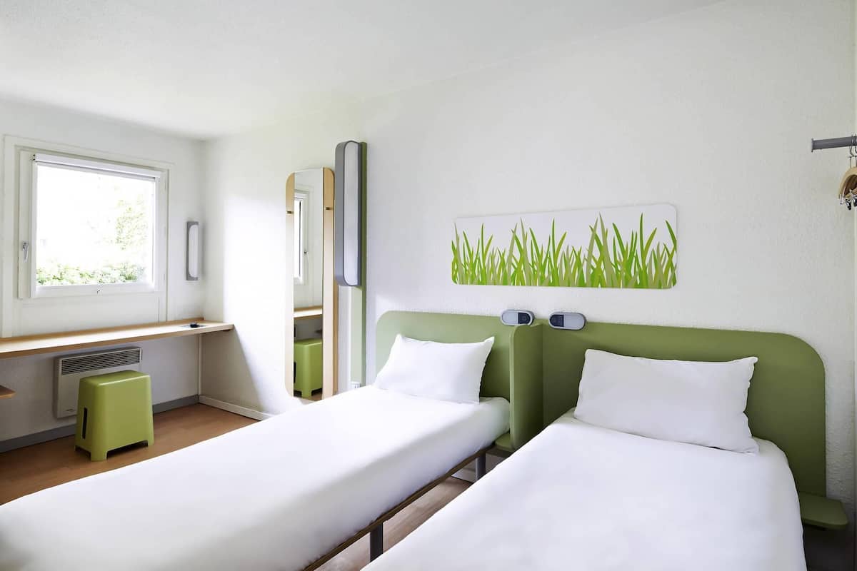 Kahden hengen huone (kaksi sänkyä), 2 yhden hengen sänkyä | Allergiatestatut vuodevaatteet, untuvapeitot, työpöytä