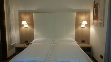 Kamer, 1 twee- of 2 eenpersoonsbedden | Een minibar, een bureau, gratis babybedden, gratis wifi