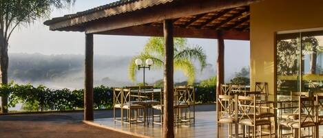 Déjeuner et dîner servis sur place