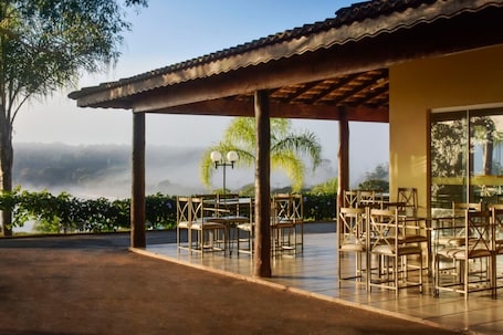 Lunch and dinner served . CANTO VERDE HOTEL PARA RANCHARIA PARK HOTEL
