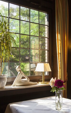 Se sirven desayunos, comidas, cenas y cocina local e internacional