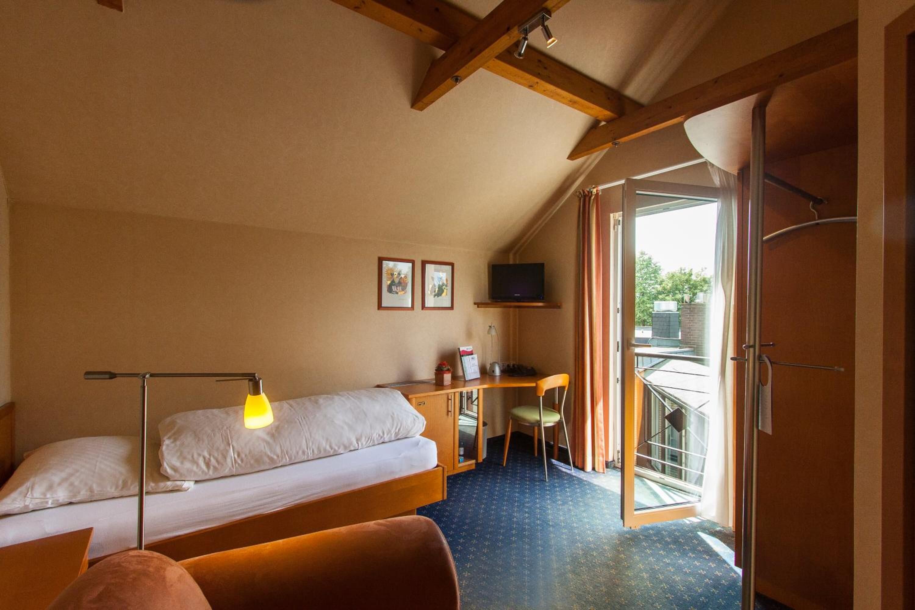 1 bedroom, desk, free wifi, bed sheets