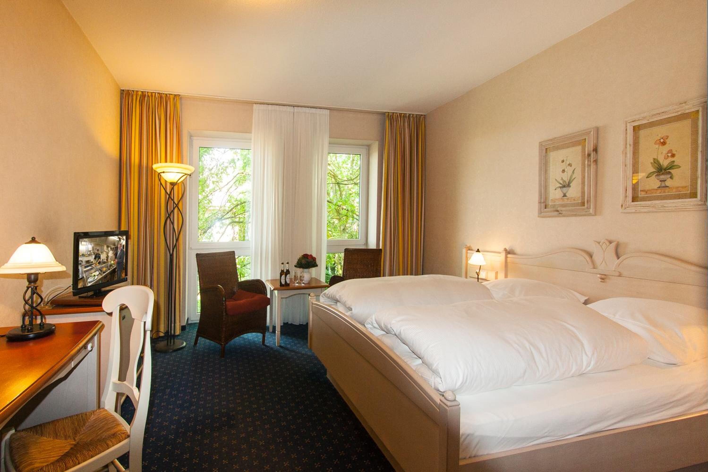 1 bedroom, desk, free wifi, bed sheets