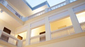 Un edificio de varios niveles con balcones y cielo despejado.