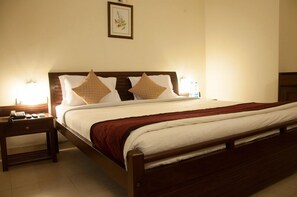 Guest room | 1 bedroom, minibar, in-room safe, desk