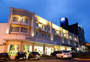 Fachada de la propiedad por la tarde o noche