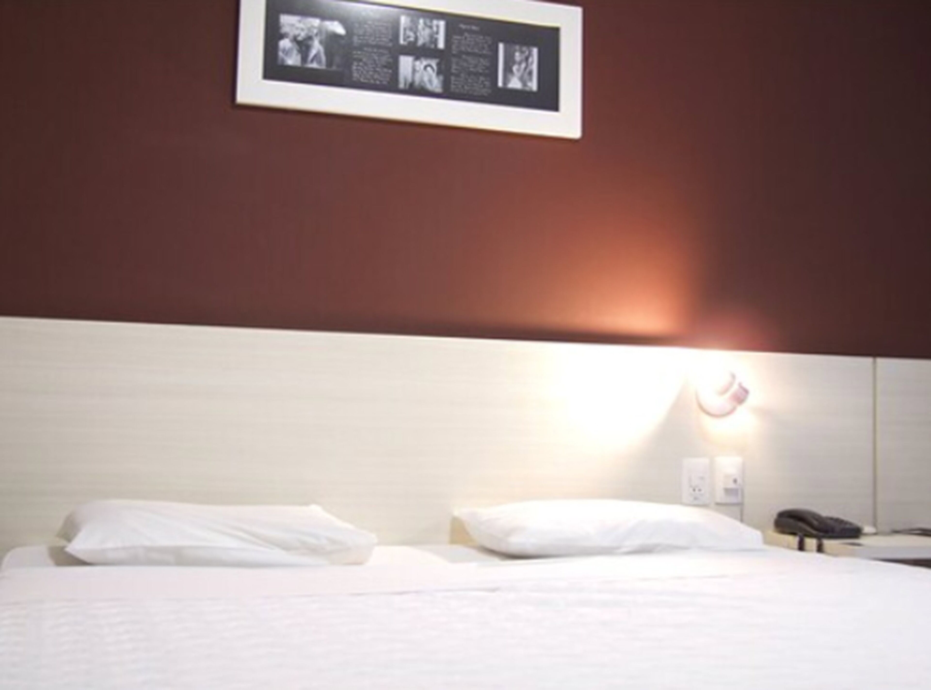 deluxe room | in-room safe, desk, iron/ironing board, free wifi