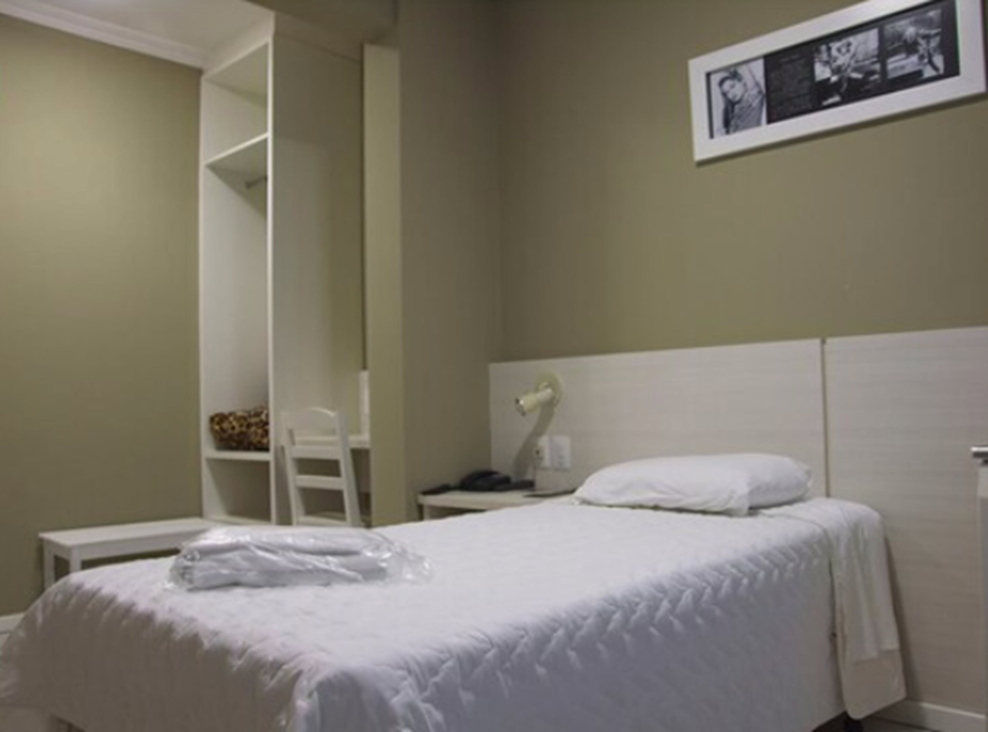 deluxe room | in-room safe, desk, iron/ironing board, free wifi