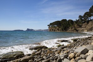 Beach nearby - Hôtel Corniche du Liouquet (La Ciotat)