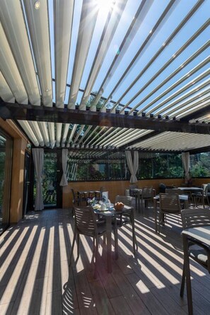 Desayuno buffet diario (EUR 15 por persona)