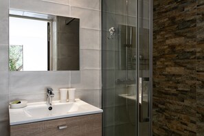 Superior-værelse - terrasse | Badeværelse | Bruser, gratis toiletartikler, hårtørrer, håndklæder