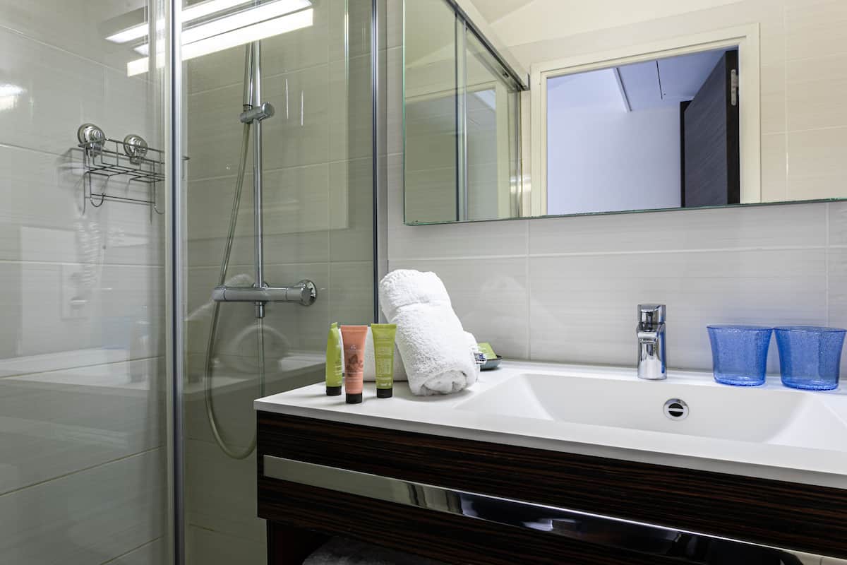 classic room | bathroom | shower, free toiletries, hair dryer, towels
