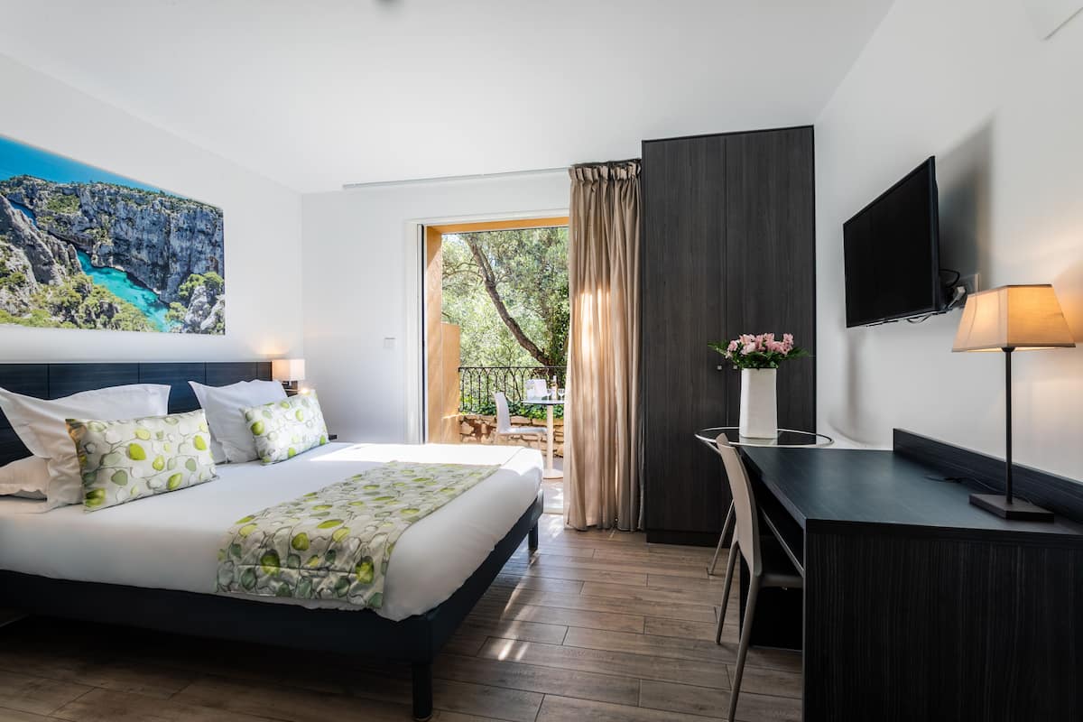 Habitación superior, terraza | Ropa de cama de alta calidad, caja fuerte, escritorio