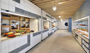 Petit déjeuner buffet (18 EUR par personne)