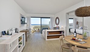 Een 42-inch flatscreentelevisie met satellietzenders en televisie