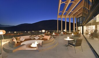 Cocktail bar, alfresco dining, open daily