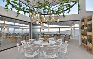 Se sirven desayunos y cocina local e internacional; con vista al mar