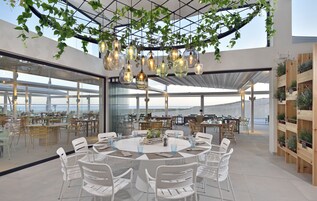 Breakfast, dinner served; local and international cuisine, ocean views 