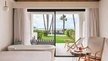 Zel Suite Ocean View with Garden | Donzen dekbedden, een minibar, een kluis op de kamer, een bureau