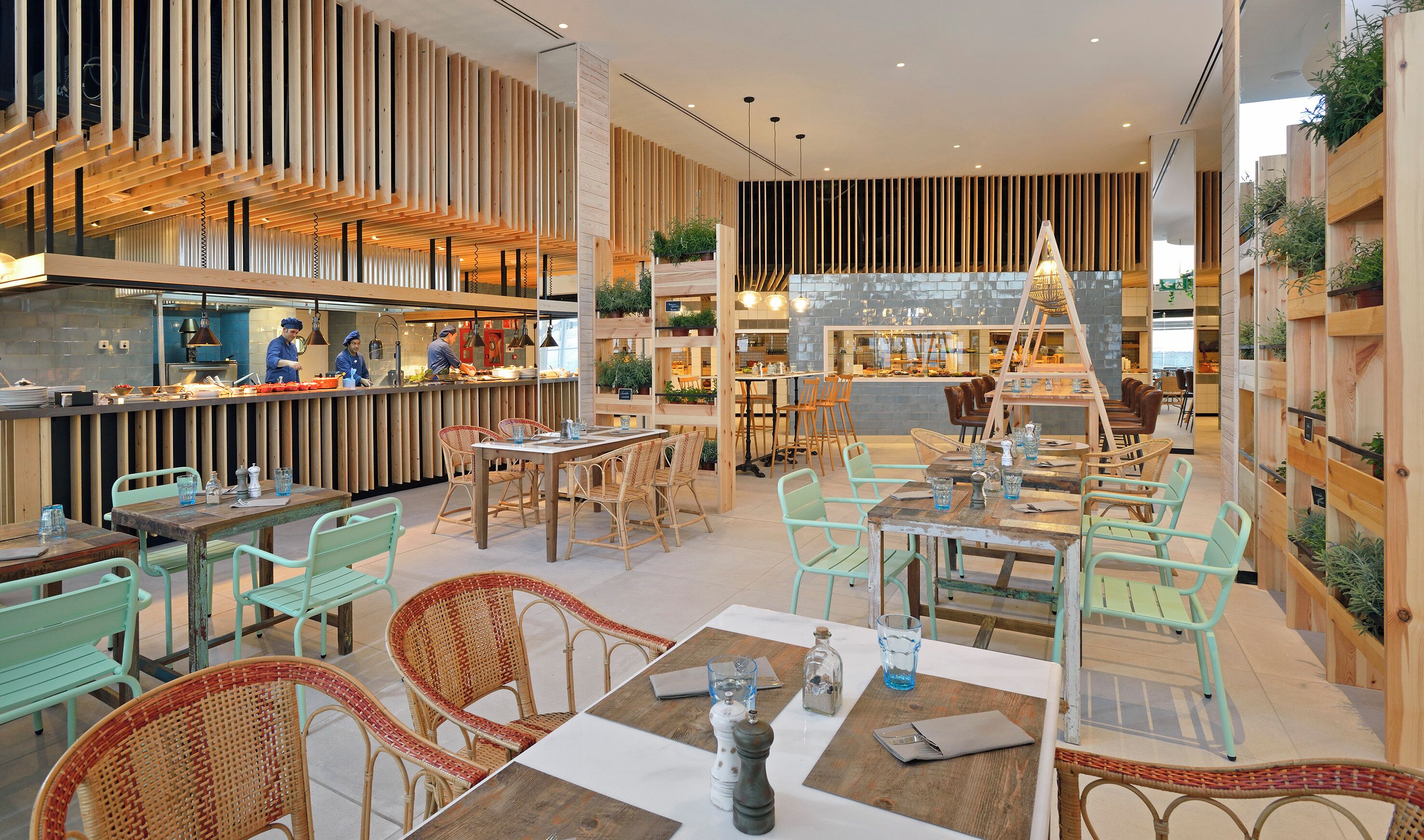Un restaurante con un interior moderno, detalles de madera y diferentes opciones de asientos.