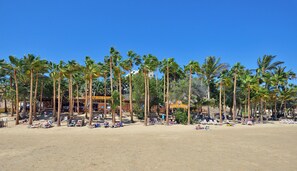 En la playa, playa de arena blanca y windsurf