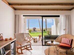 Chăn bông, minibar, két bảo mật tại phòng, bàn 
