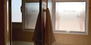 Cabin | Bathroom | Separate bathtub and shower, jetted bath, free toiletries, hair dryer