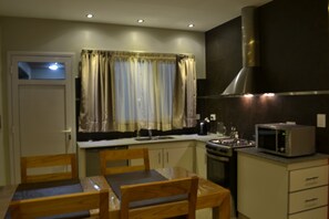 Cabaña | Cocina privada | Frigorífico grande, microondas, horno y placa de cocina