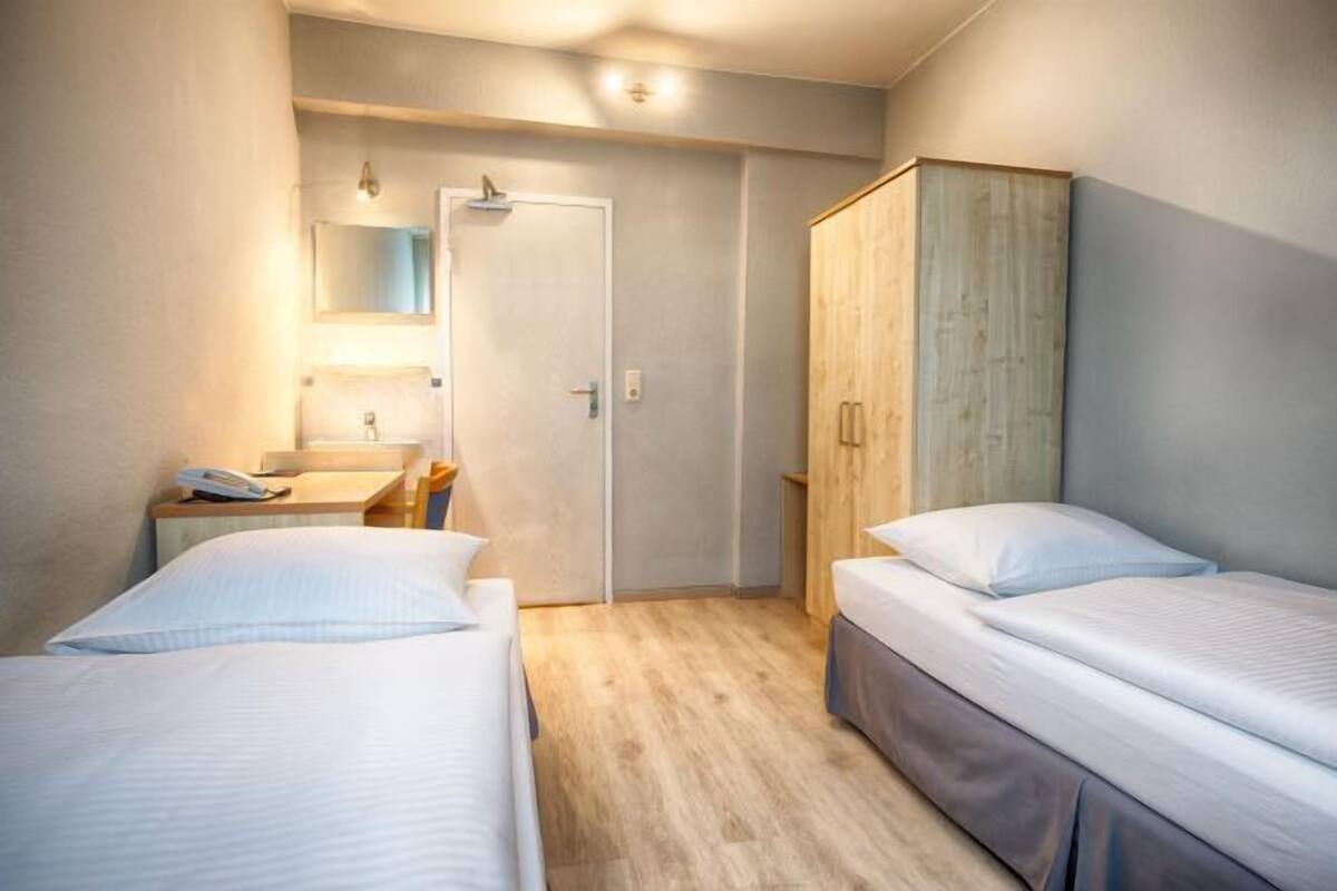 Een bureau, een strijkplank/strijkijzer, gratis wifi, beddengoed