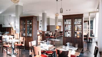 Cocina italiana con vista al jardín