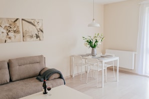 อพาร์ทเมนท์, 1 ห้องนอน, ระเบียง (Number 4) | บริเวณนั่งเล่น | ทีวีจอแบน 40 นิ้ว พร้อมช่องเคเบิล, ทีวีจอแอลซีดี