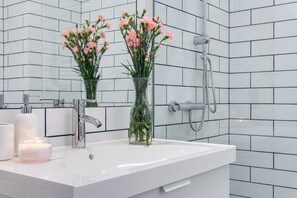 Deluxe Apartment (Blue) | Bathroom - Elite Apartments City Center Suites (Gdansk)