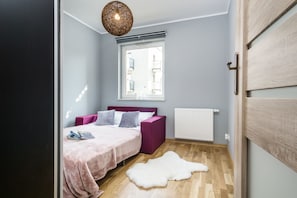 Sixx Deluxe one-bedroom apartment | 1 ห้องนอน, โต๊ะทำงาน, เตารีด/โต๊ะรีดผ้า, เปล/เตียงเด็กอ่อน