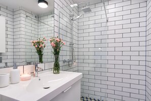 Deluxe Apartment (Blue) | Bathroom - Elite Apartments City Center Suites (Gdansk)